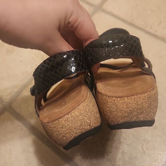 Taos Women's "Ziggie" Black Snakeskin-Print Sandals Size 6-6.5 - Picture 5 of 9